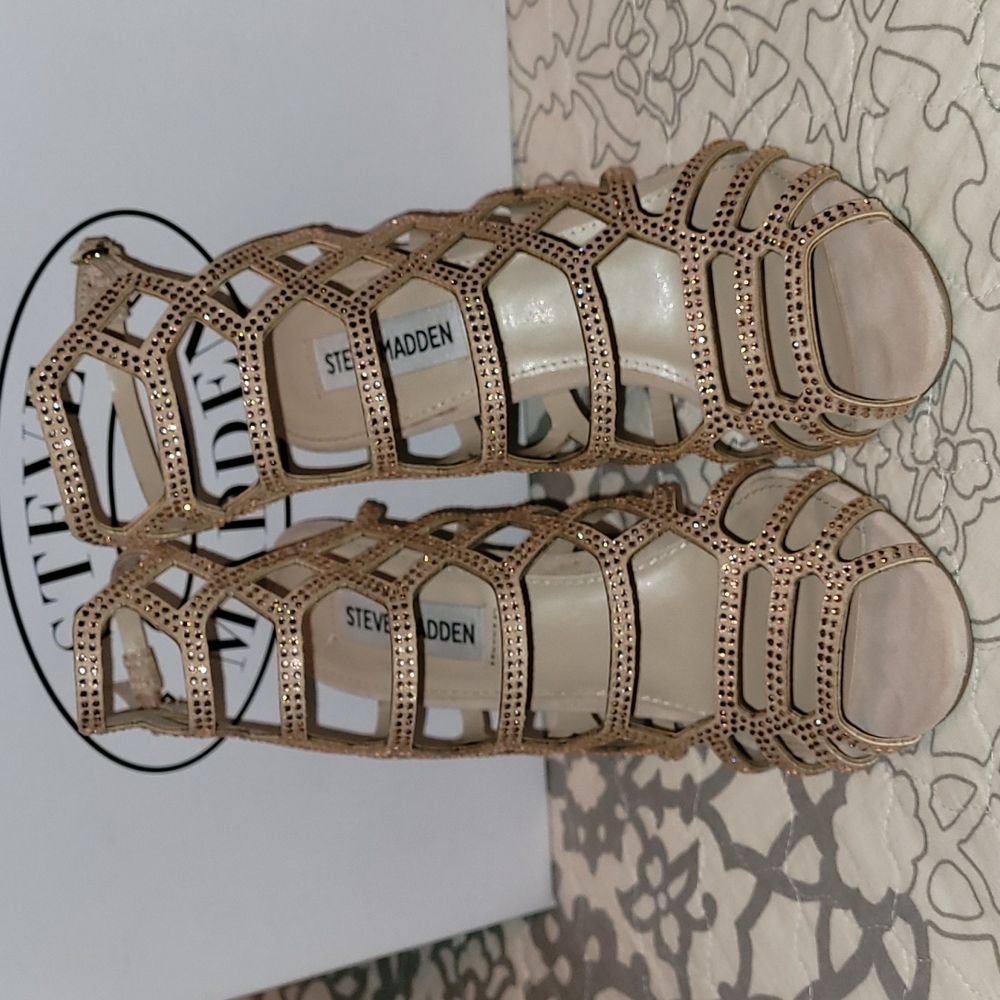 Steve Madden SLITHR-R NWT  SIZE 6 heels.